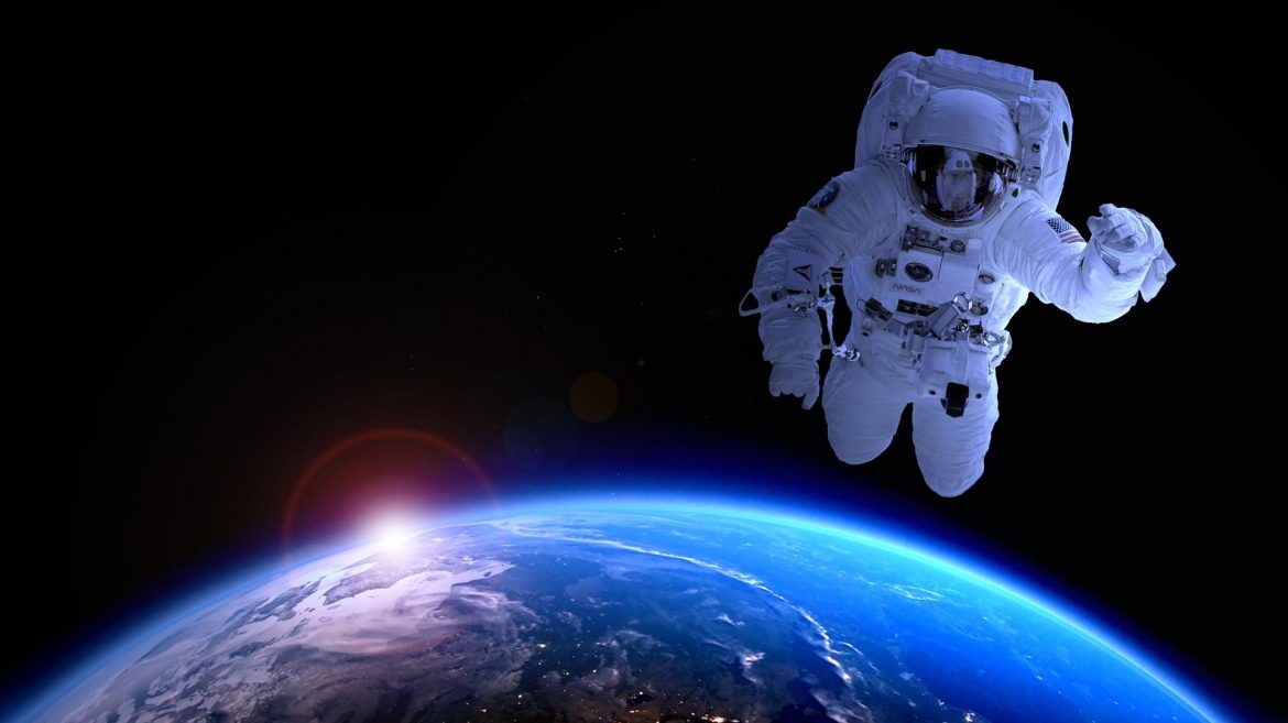 Astronaut im All mit Planet Erde