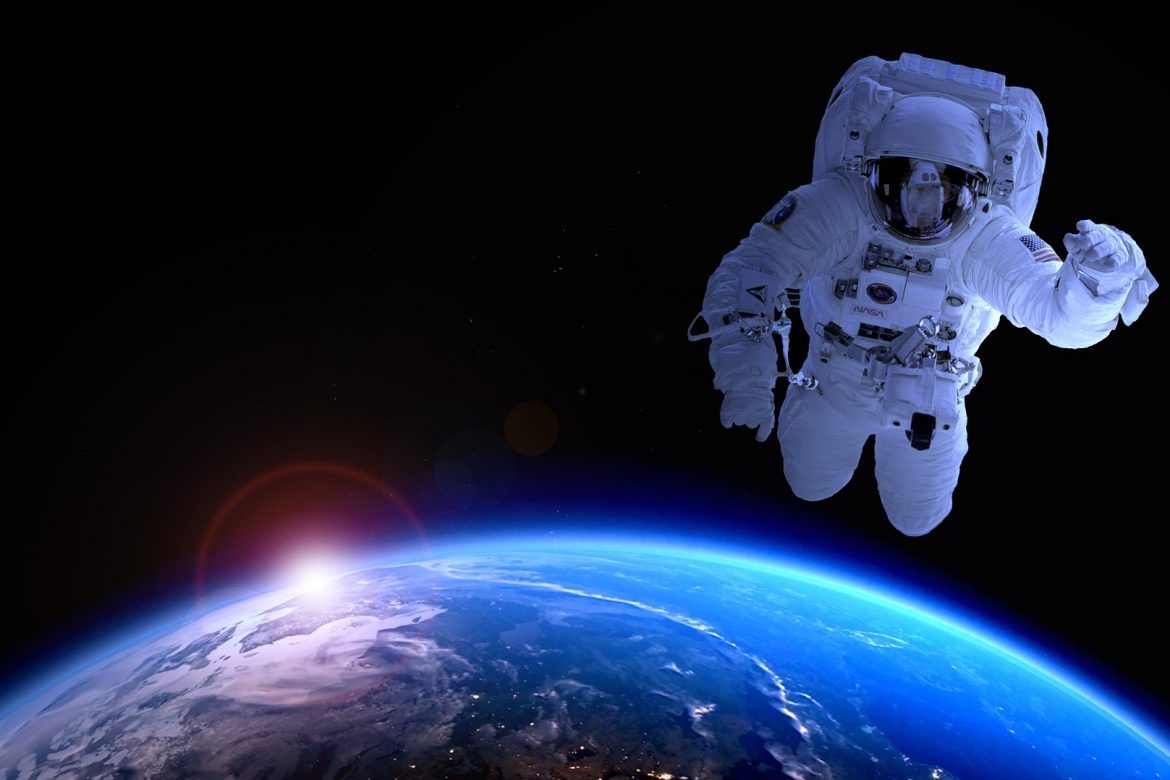 Astronaut im All mit Planet Erde