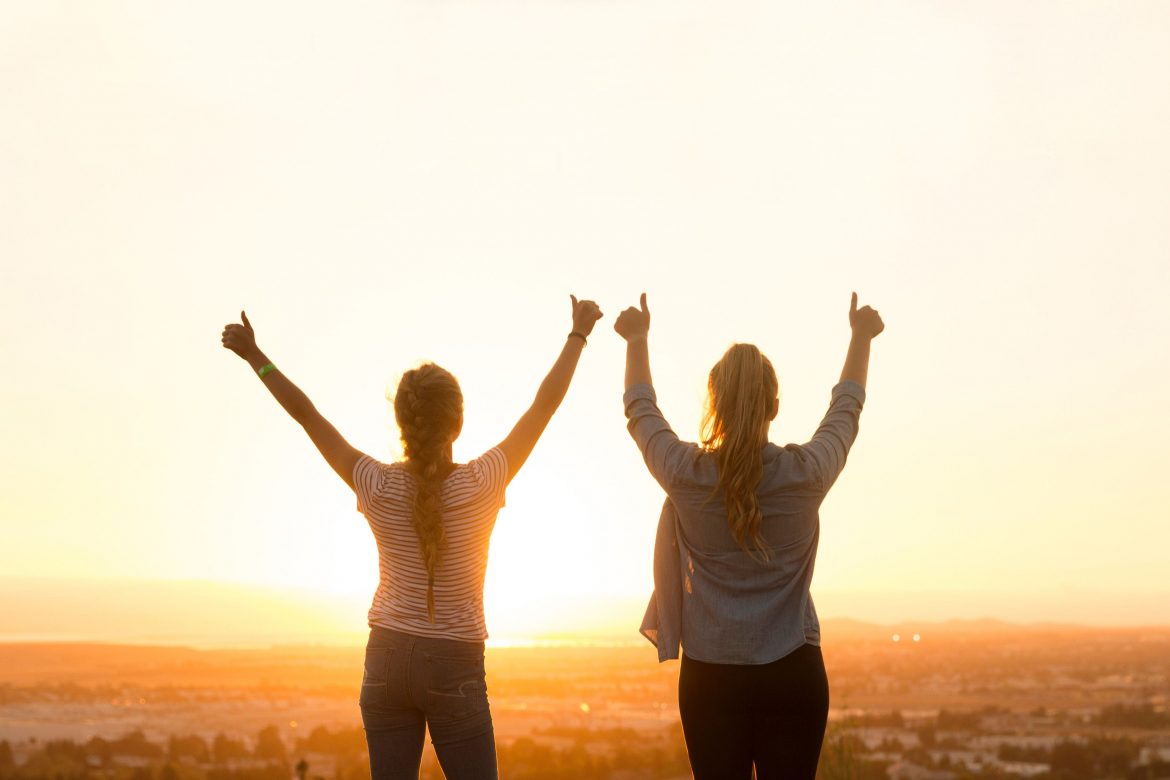 Zwei Frauen bei Sonnenuntergang - Entdecke Deine Willenskraft – Wie Du endlich erreichst, was Du Dir vorgenommen hast