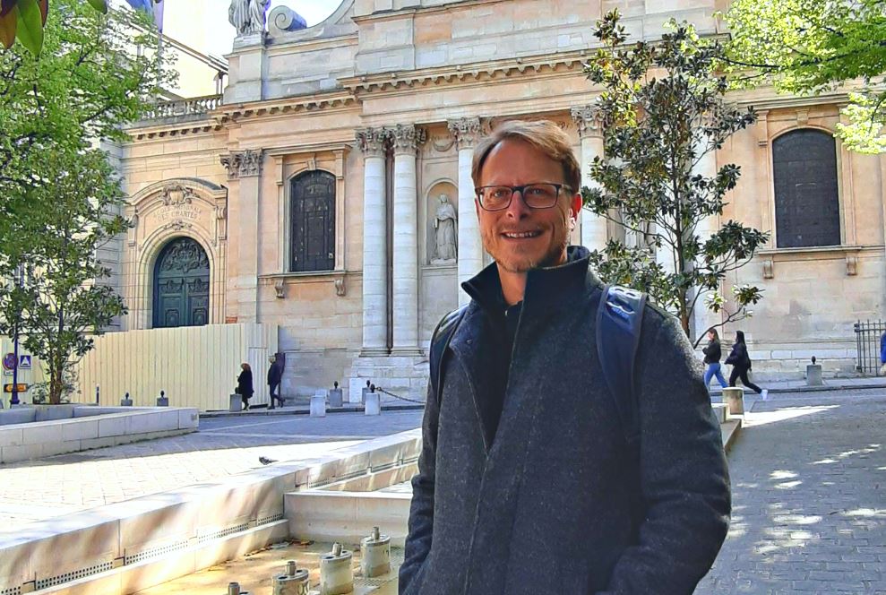 Markus Hofelich vor der Sorbonne Universität in Paris